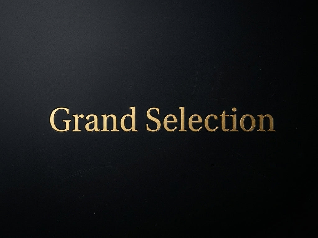 Elegantes schwarzes Hintergrundbild mit goldener, zentrierter Prägeschrift „Grand Selection“ auf feinstrukturierter Oberfläche