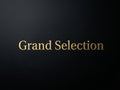 Elegantes schwarzes Hintergrundbild mit goldener, zentrierter Prägeschrift „Grand Selection“ auf feinstrukturierter Oberfläche