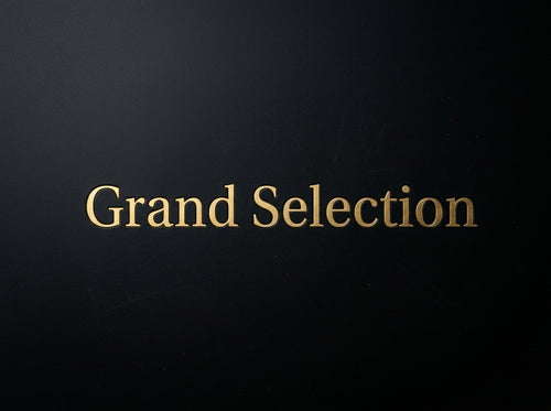 Elegantes schwarzes Hintergrundbild mit goldener, zentrierter Prägeschrift „Grand Selection“ auf feinstrukturierter Oberfläche
